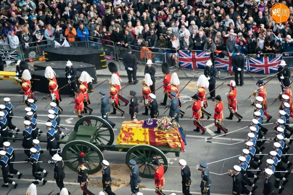 有一百二十三年歷史的海軍炮車架,移送女王靈柩靈接受國民送別,由九十八名海軍組成的御林衛從旁護送,另有四十名水手在隊伍後方擔任剎車,以確保靈柩安全護送。(法新社圖片)