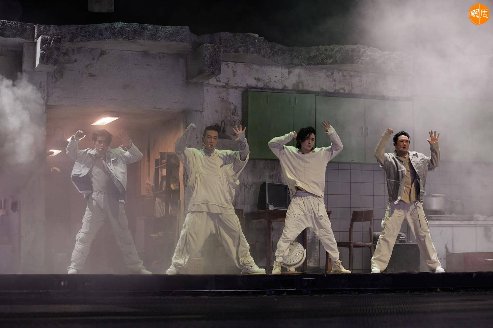 仁科、陳小春、李承炫、杜德偉在舞台上爆炸性演出。