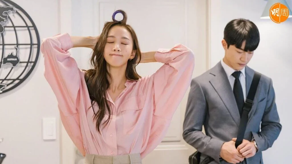 高聖熙飾演的車娜萊是郭東延的直屬上司,搬出來獨立居住的她,發現郭東延是住在隔離的鄰居。