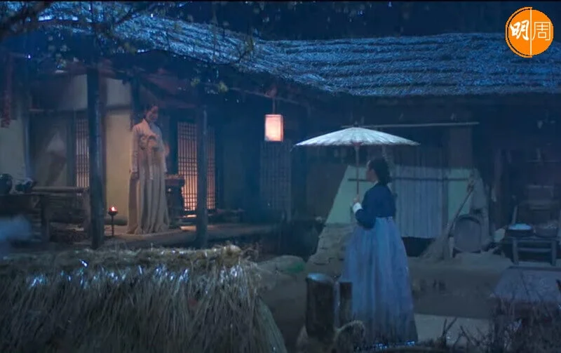 為了跟大妃鬥爭，金憓秀到廢妃尹氏家中請教。