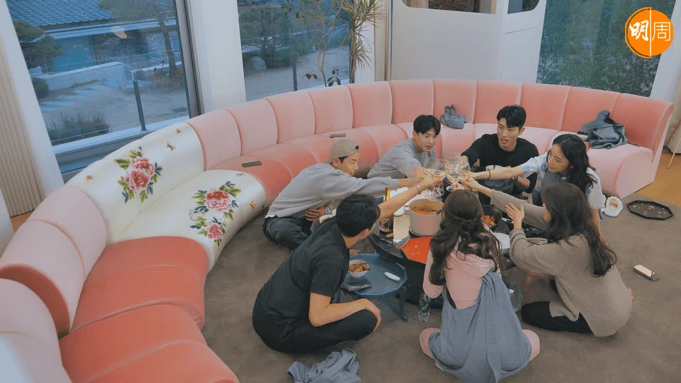 男女參加者互相了解,在知道對方秘密後再作盤算。