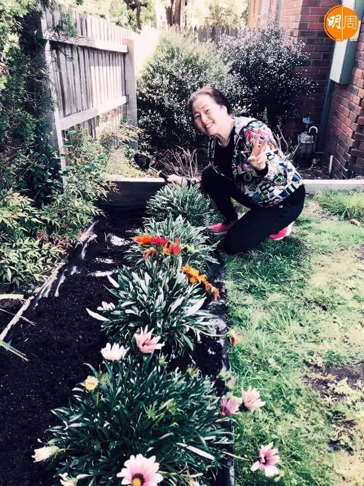閒時打理花園及種花