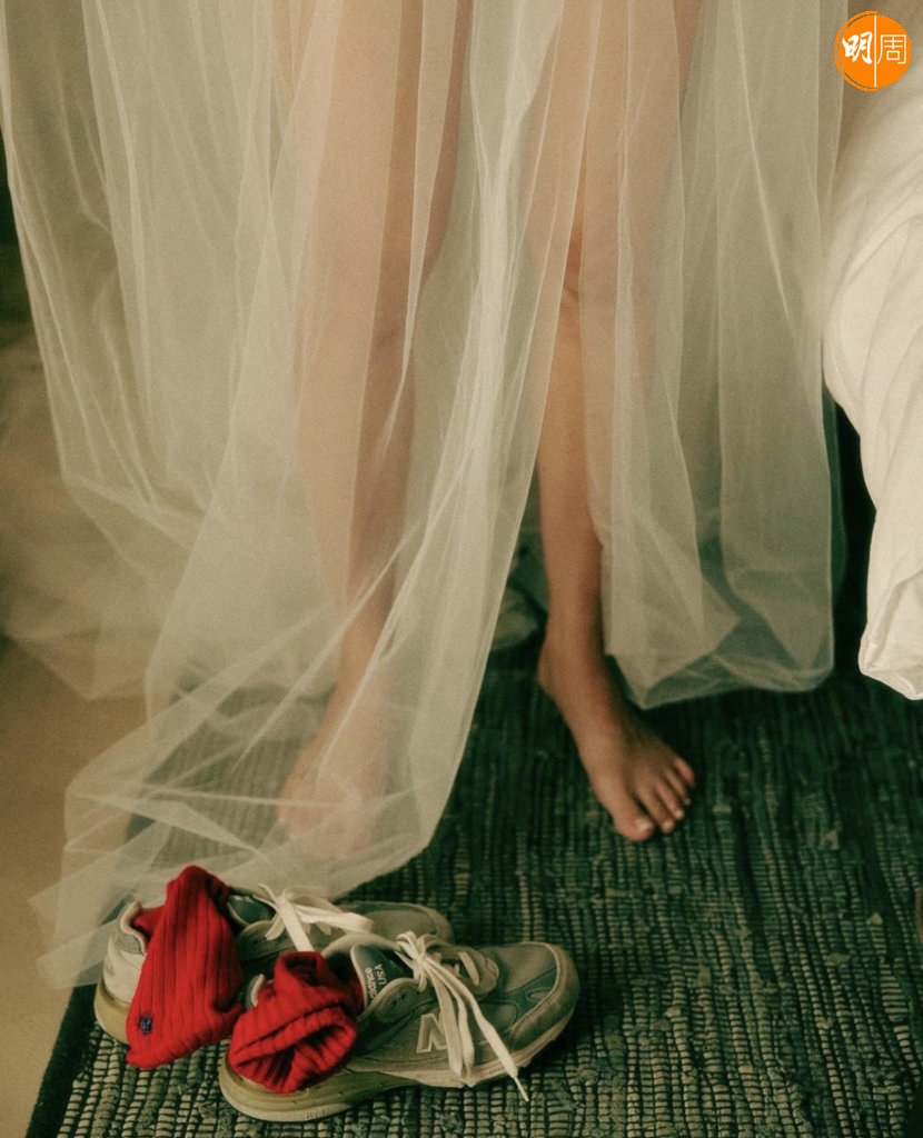 孔孝真在IG 公開婚紗照，赤腳及運動鞋組合體現她不拘小節的作風。