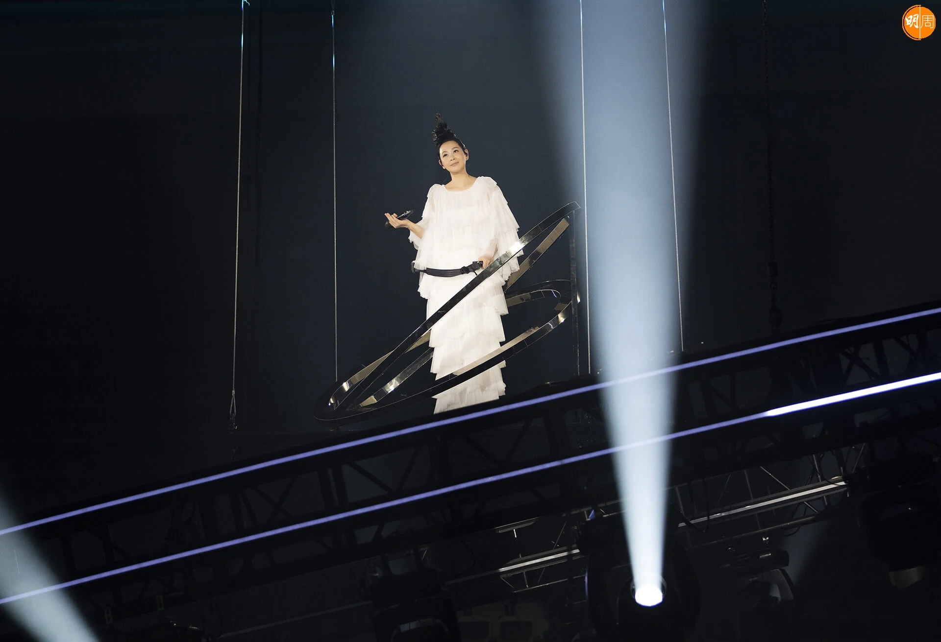 5-%e7%ab%99%e4%b8%8a%e3%80%8c%e7%92%b0%e7%92%b0%e7%9b%b8%e6%89%a3%e6%a5%b5%e5%85%89%e5%a4%a9%e5%8f%b0%e3%80%8d%e7%b7%a9%e7%b7%a9%e5%8d%87%e7%a9%ba%ef%bc%8c%e8%88%87%e5%af%b6%e8%97%8d%e8%89%b2%e5%a2%a8