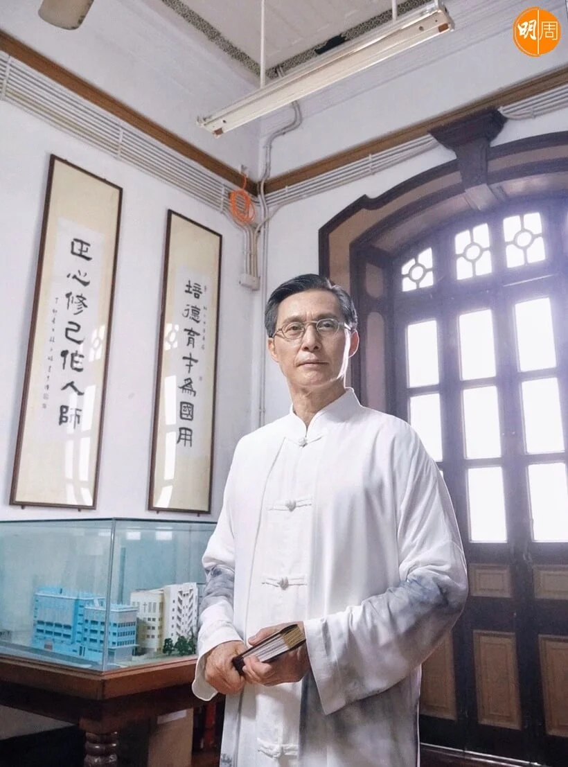 KK今次演儒雅老師,但卻派笑彈。