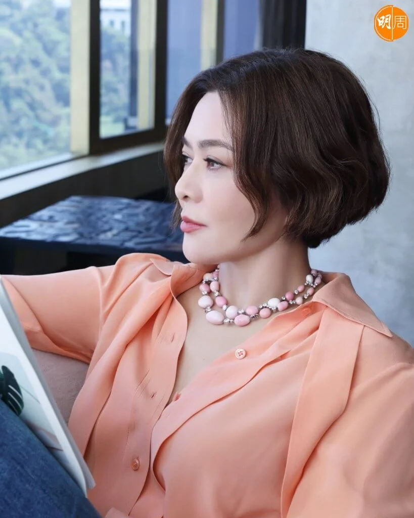 關之琳喜歡風格簡單又能配搭日常衣着的首飾,海螺珍珠鑽石鍊正符合她的揀選標準。(照片由佳士得提供)