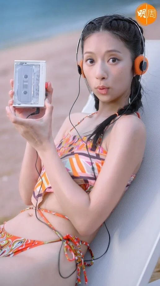 吳家忻拋開限制，穿比堅尼在鏡頭前展示。