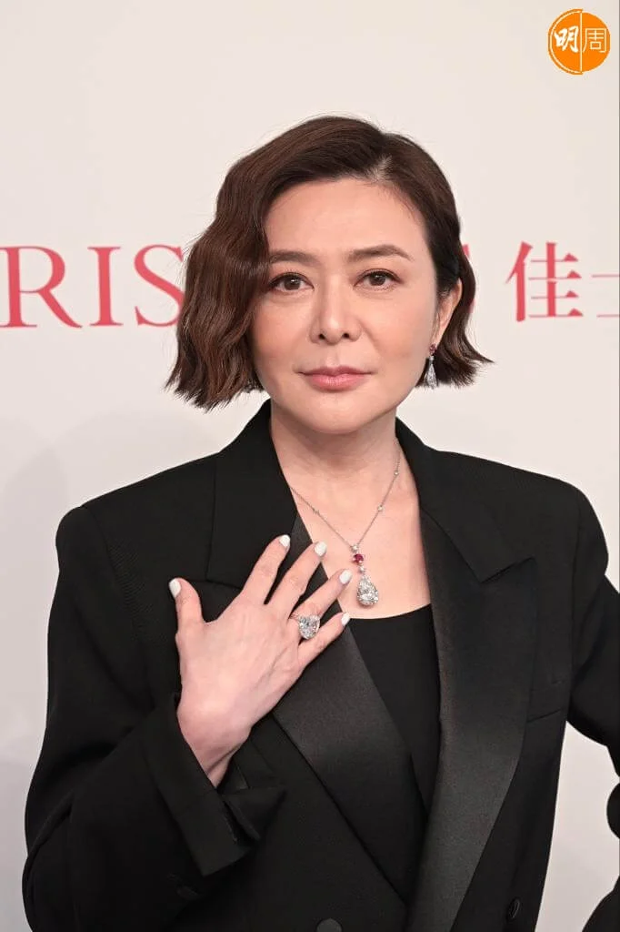 關之琳戴上總值三千二百萬首傭出席拍賣預展。