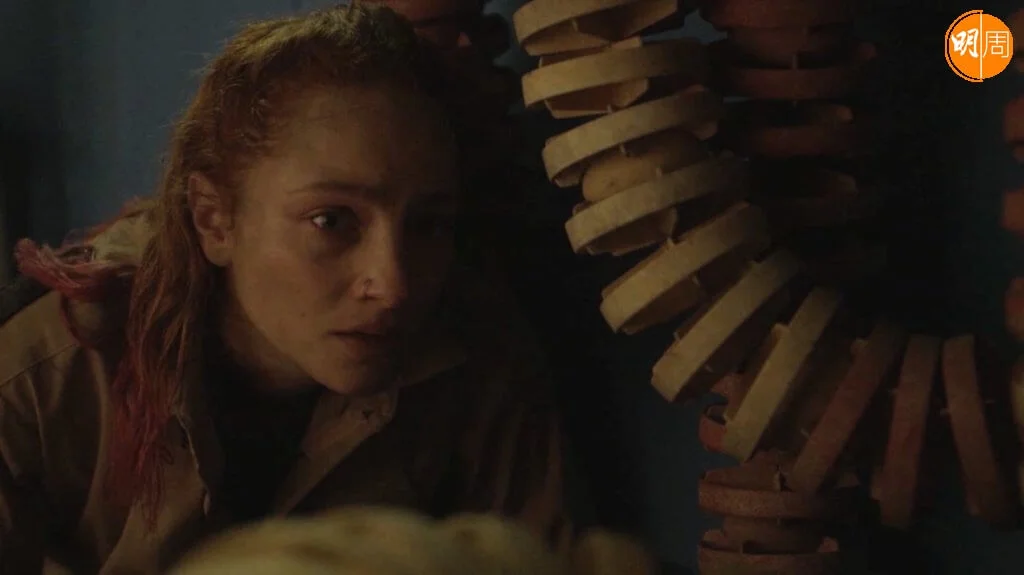 阿根廷與烏拉圭合作拍攝的《屍煞32》，女主角在一間半棄俱樂部當夜班保安。