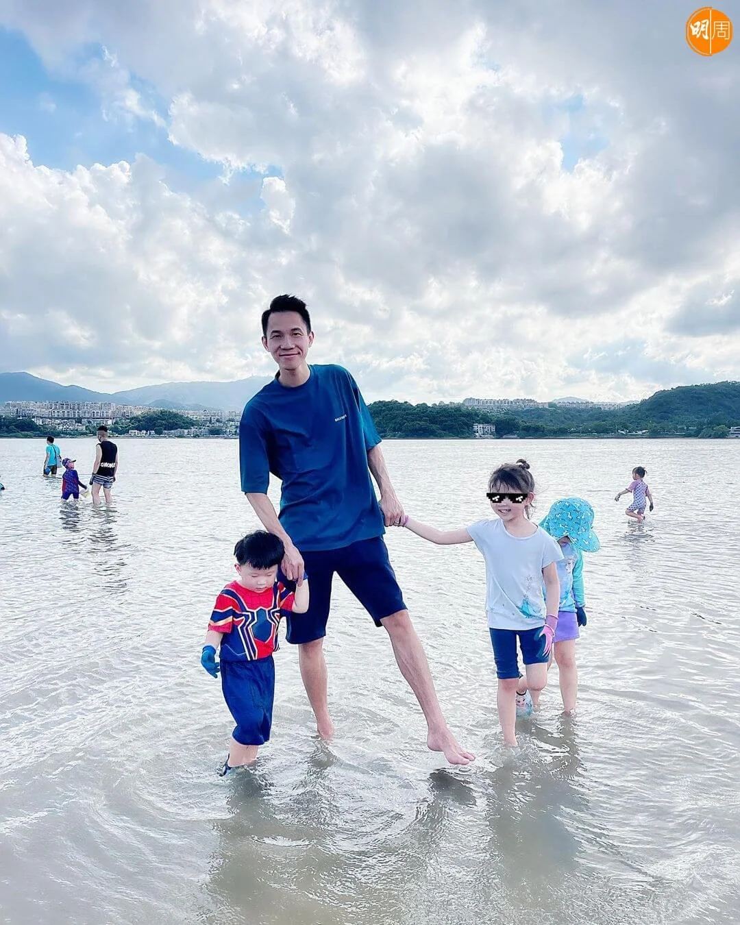 老公這幾個月在港父兼母湊小朋友。