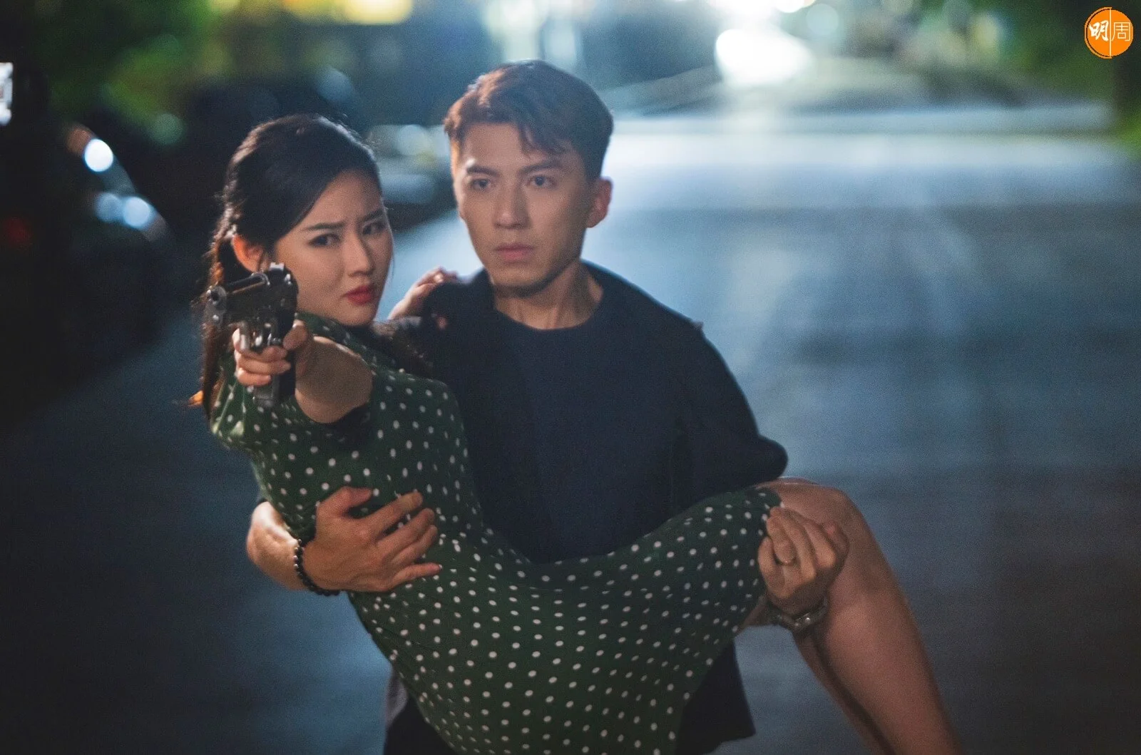 袁偉豪演特務，抱揸槍的楊埕拍攝槍戰場面。