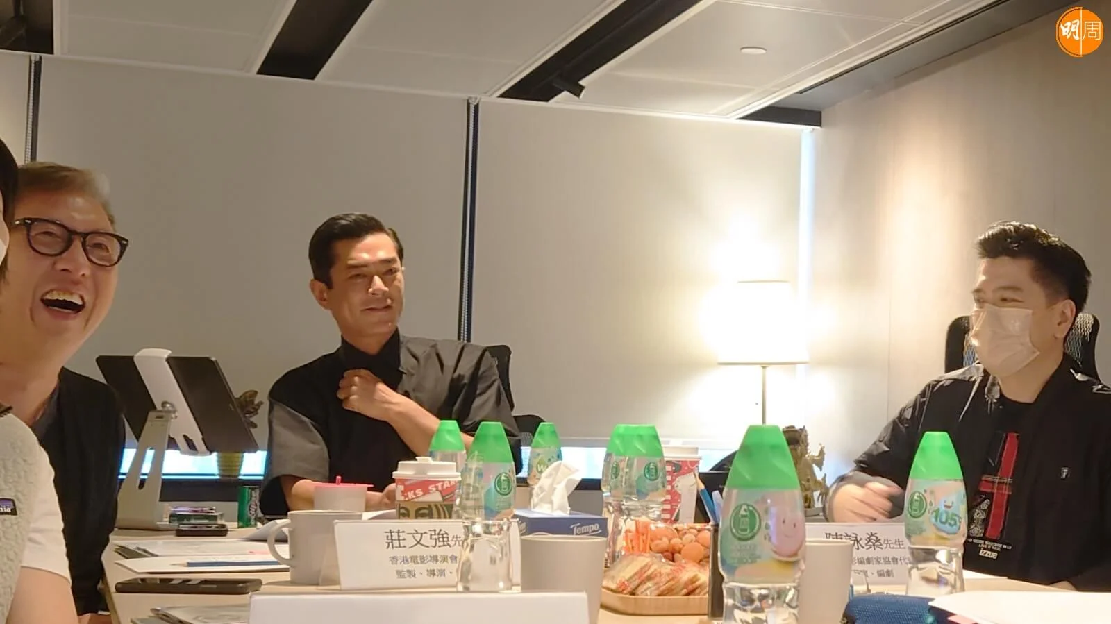 古天樂、莊文強與陳詠燊與眾主創團隊面試時互相交流。