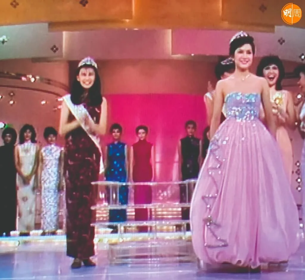 這個光景特別極了，站在前景的亞軍張曼玉在聽到冠軍是楊雪儀時已激動鼓掌，倒是站在後面一字排開雙手交疊旗袍前襬的楊雪儀沒來得及反應：應該是音響上的推送較慢所致。