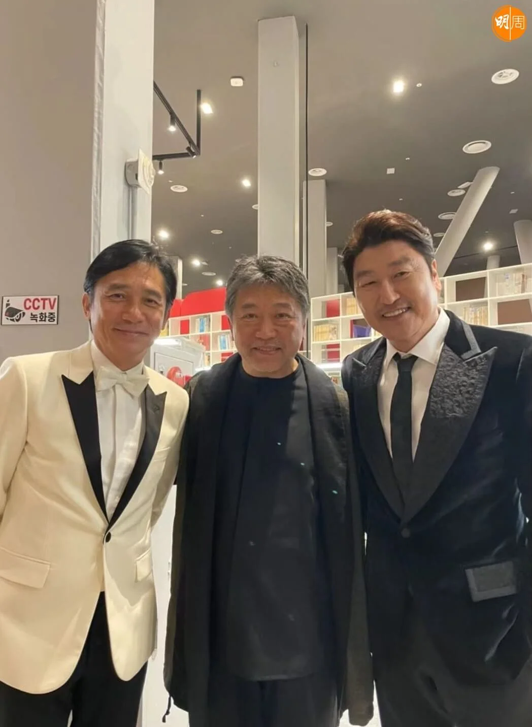 偉仔跟日本名導演是枝裕和，及韓國影帝宋康昊合照。