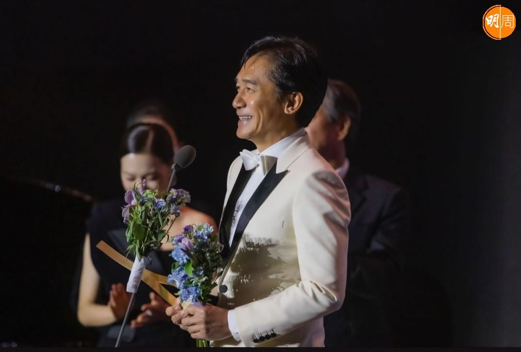 梁朝偉獲第27屆釜山國際電影節頒發亞洲電影人獎，難掩喜悅。