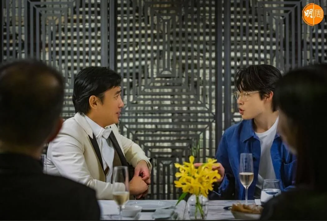 梁朝偉同柳俊烈好好傾。