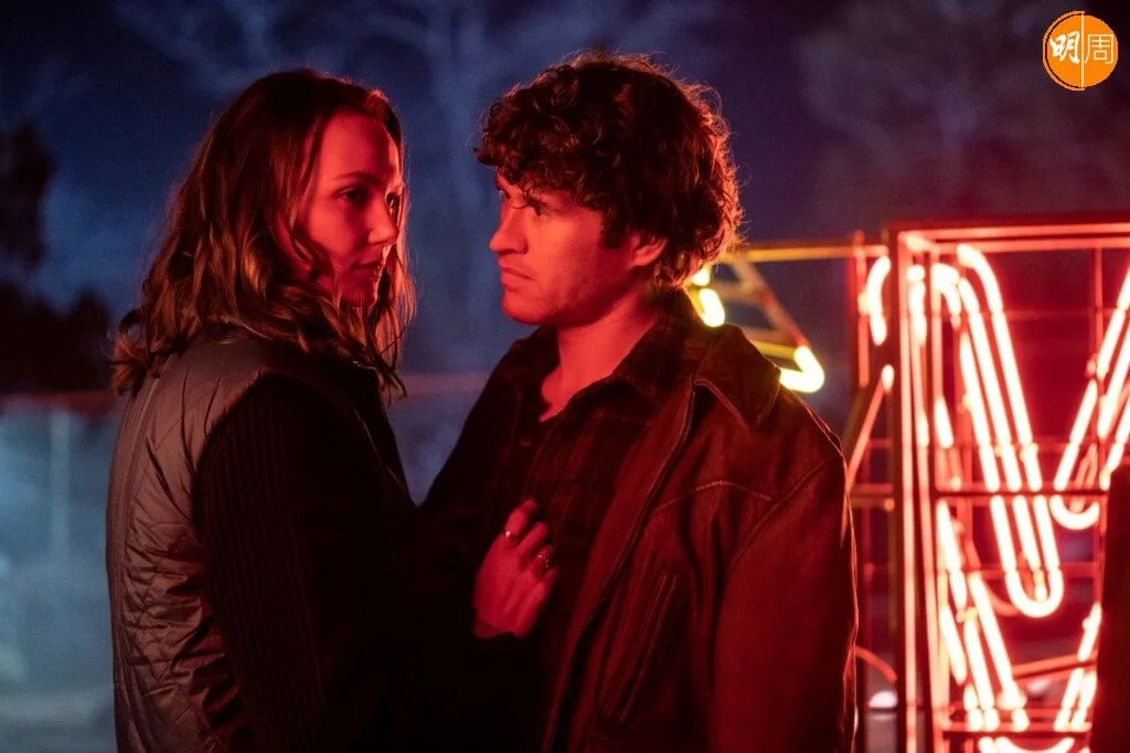 主角孫女Allyson認識同樣背負慘痛過去的Corey，火速撻着。