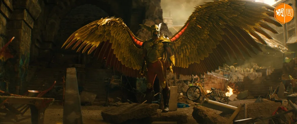 DC漫畫常見的「鷹俠」由黑人演員艾迪士荷治飾演，幸好沒有突兀感覺。