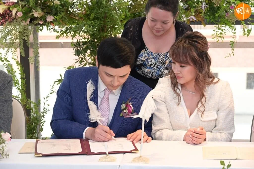 李泳豪簽字一刻,十分感動。