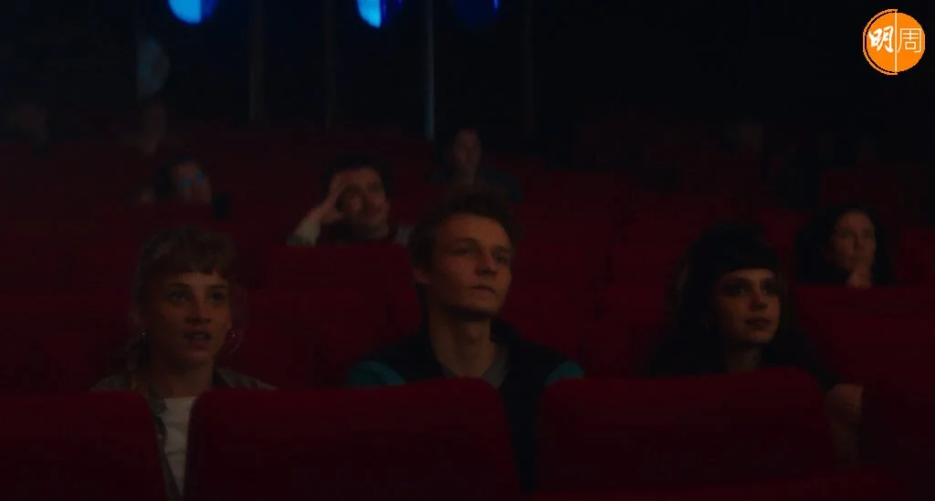 兩個孩子跟母親收留的流浪少女（右）成為好友。