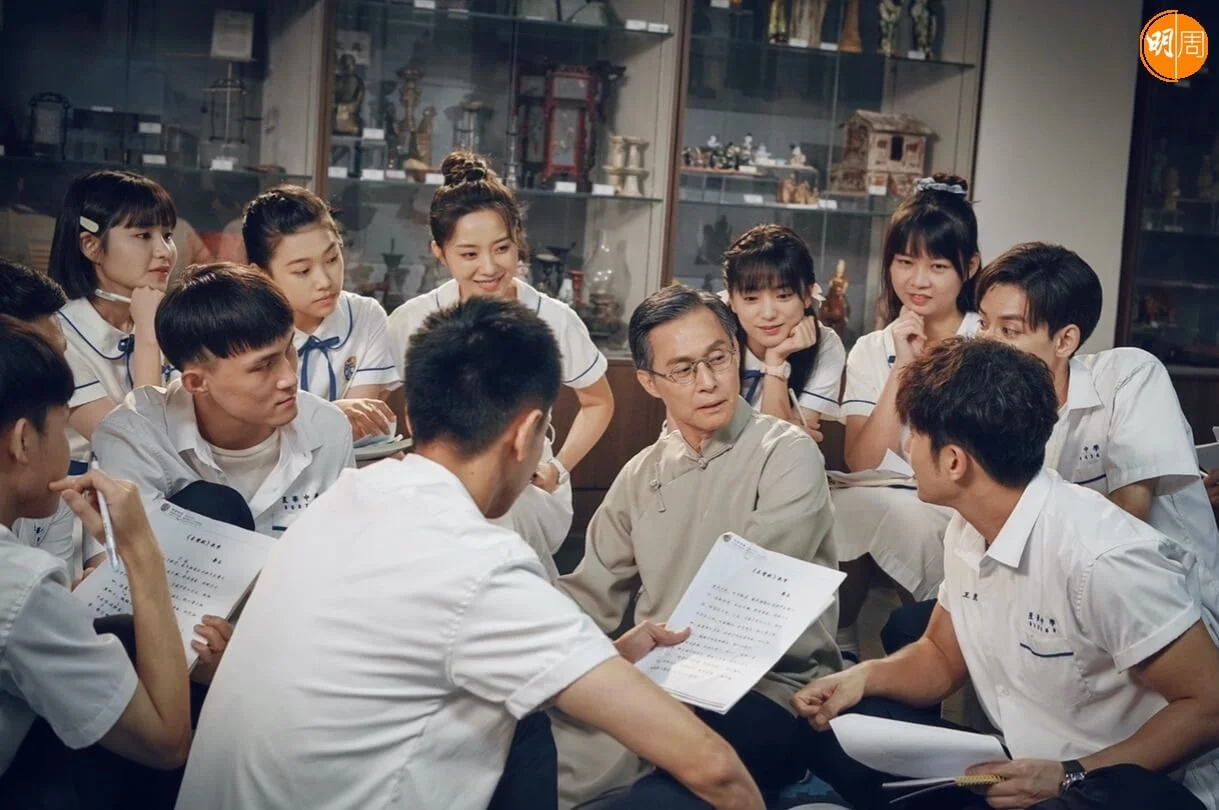 KK與一班內地演員合作搞笑校園網劇。