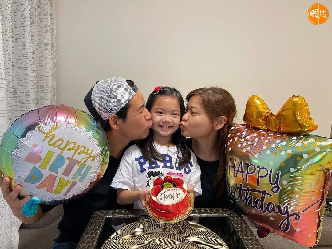 徐榮同太太送吻祝賀女兒7歲生日，包包笑得好心。