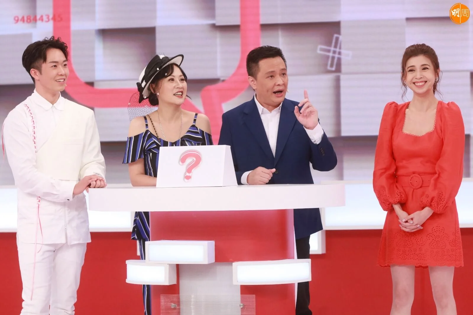 江欣燕孖住鄧飛做嘉賓主持。