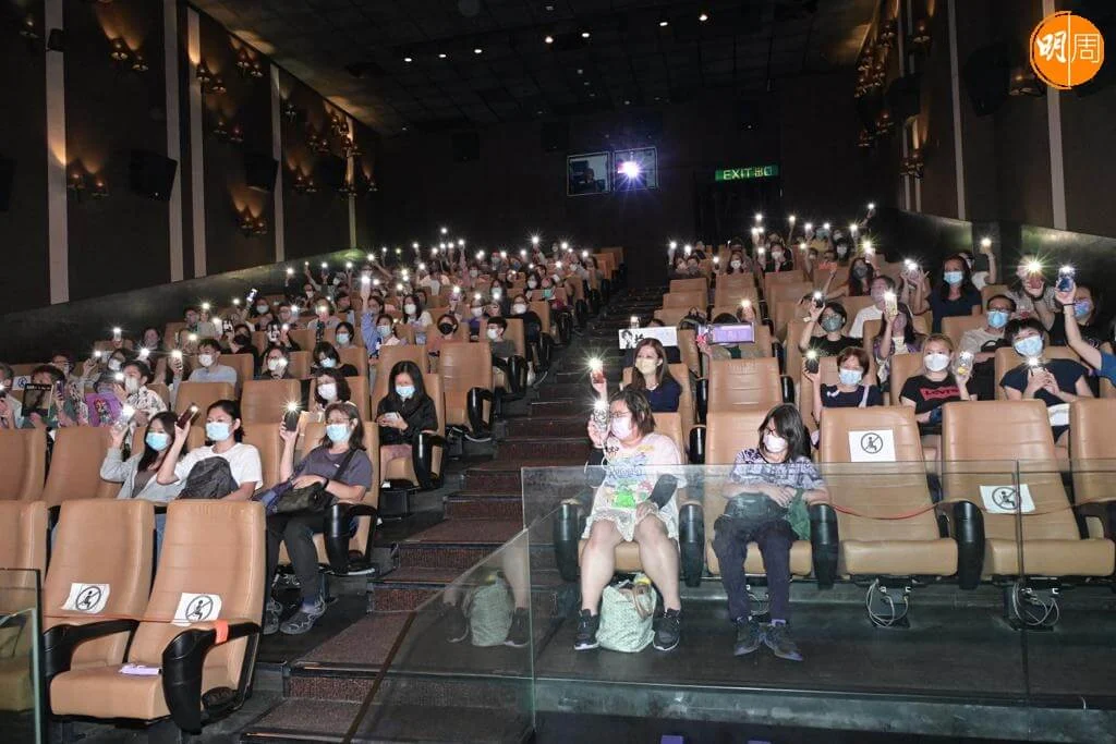 近100人在戲院內唱生日歌。