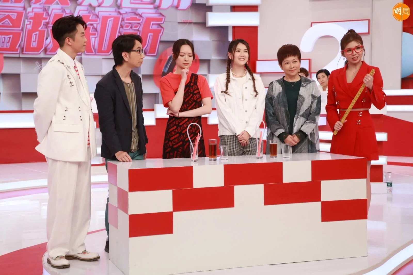 第五集重現嘅經典遊戲節目係《溫故知新》，莫鳳儀（中）擔任嘉賓主持。