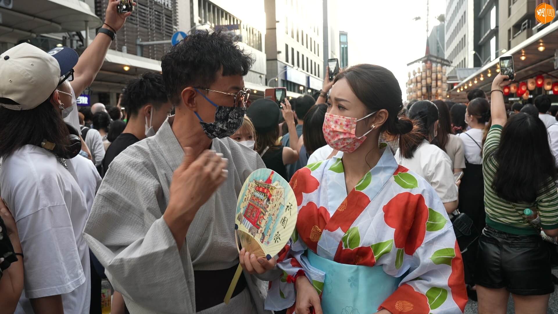 祇園祭真係好多人，寶兒緊記戴口罩。