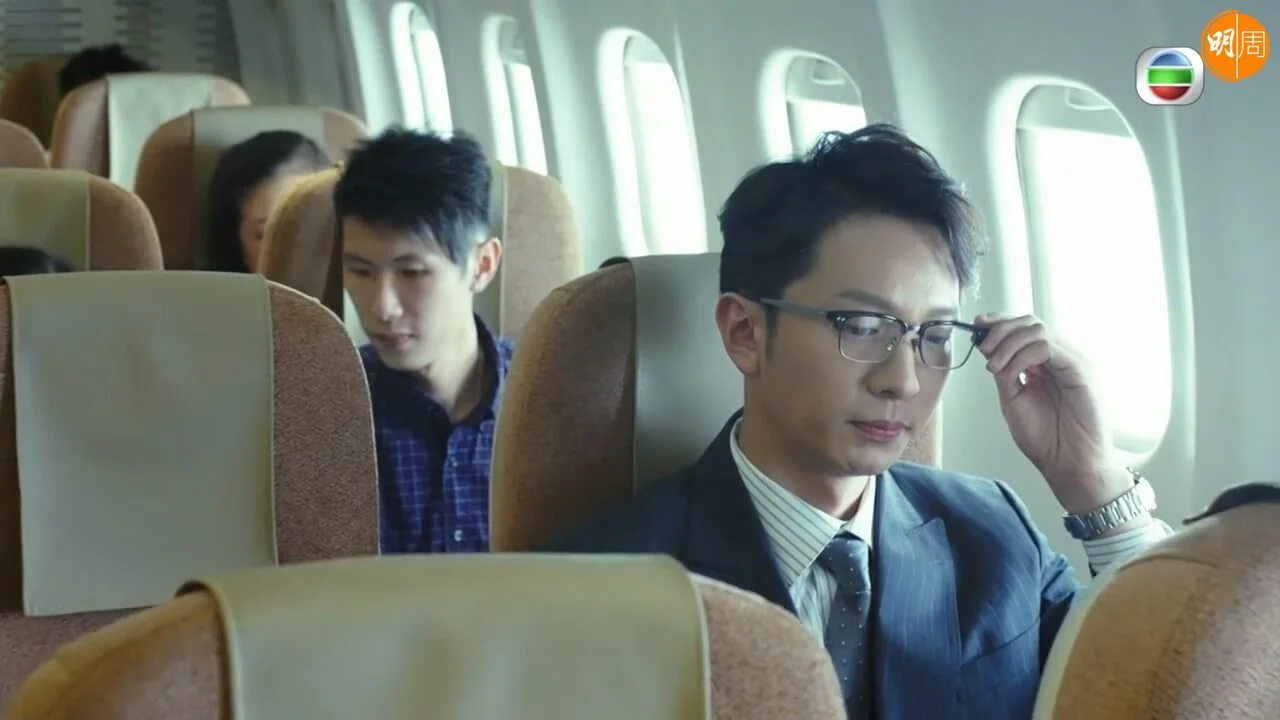 世熙喺被發現前已經逃之夭夭，仲露出得戚奸笑。