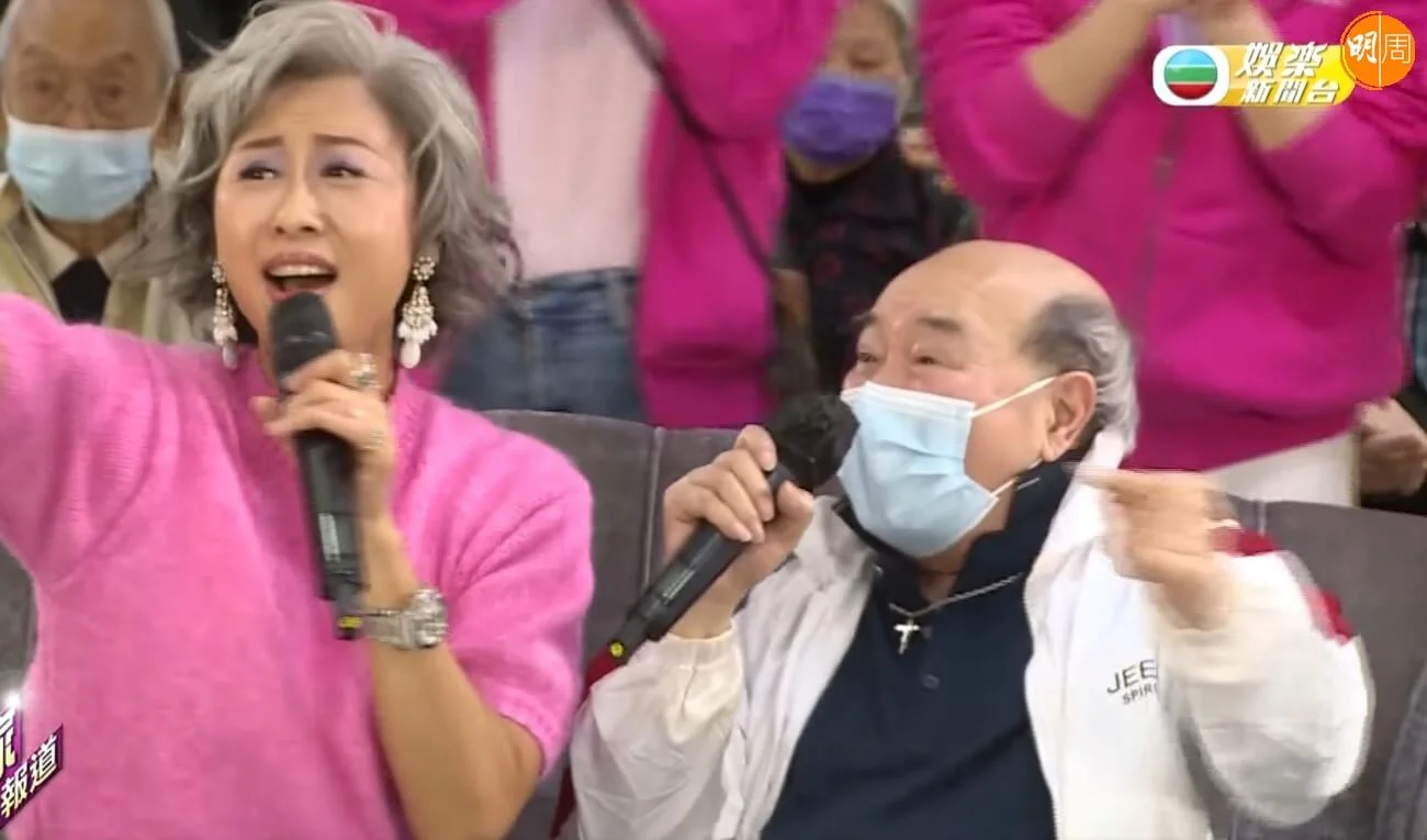 Sally跟老友記合唱好開心。