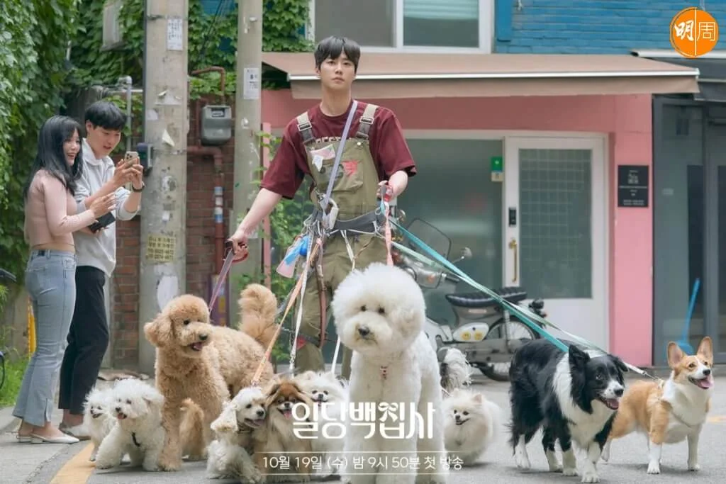 李濬榮飾演金執事，乜都做。