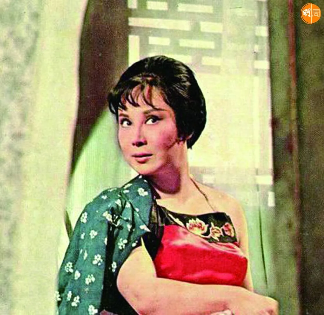 44歲的李麗華，綽號「常青樹」，在《揚子江風雲》以卓寡婦摘下金馬后冠前，演過《小鳳仙》、《秋瑾》、《楊貴妃》、《武則天》，都是俠骨，霸氣的角色。性別與其魅力之於「她們」的成敗對於扮演者的要求，李麗華是綽綽有餘。