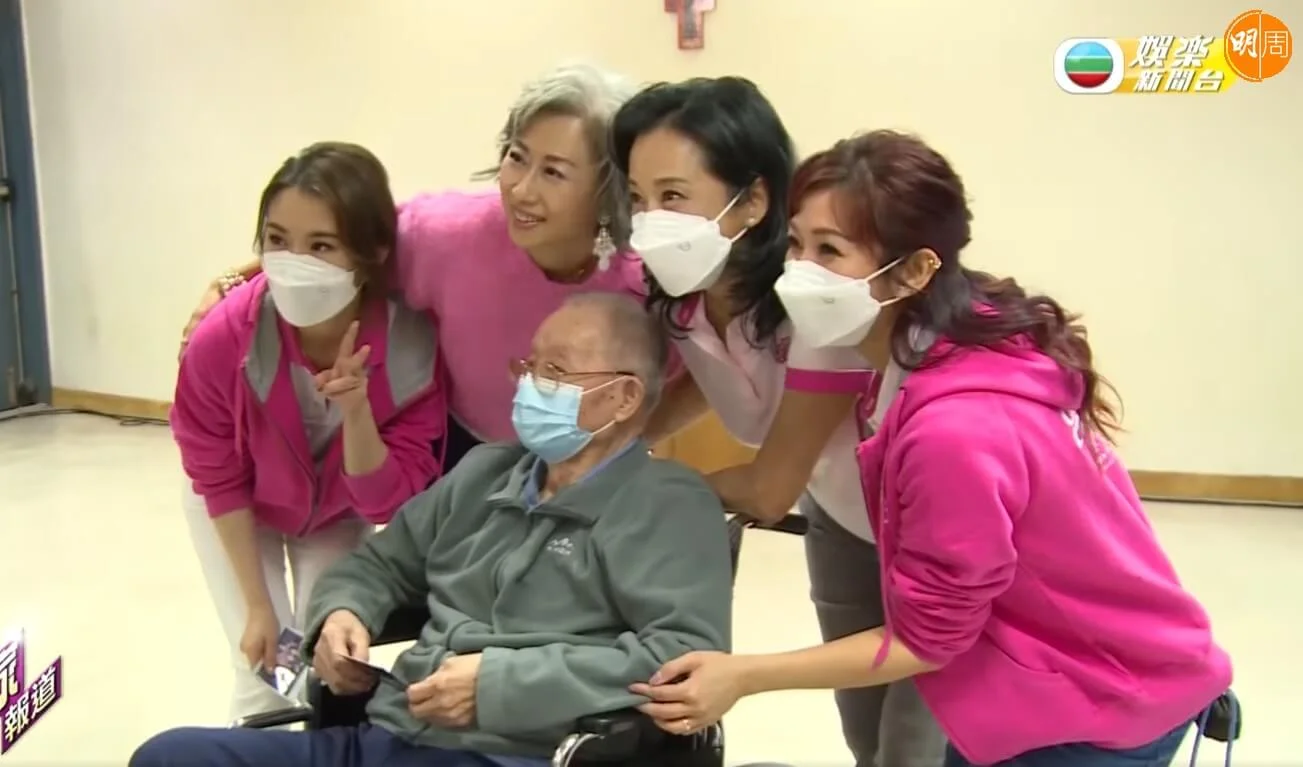 Sally跟朱玲玲老友鬼鬼。