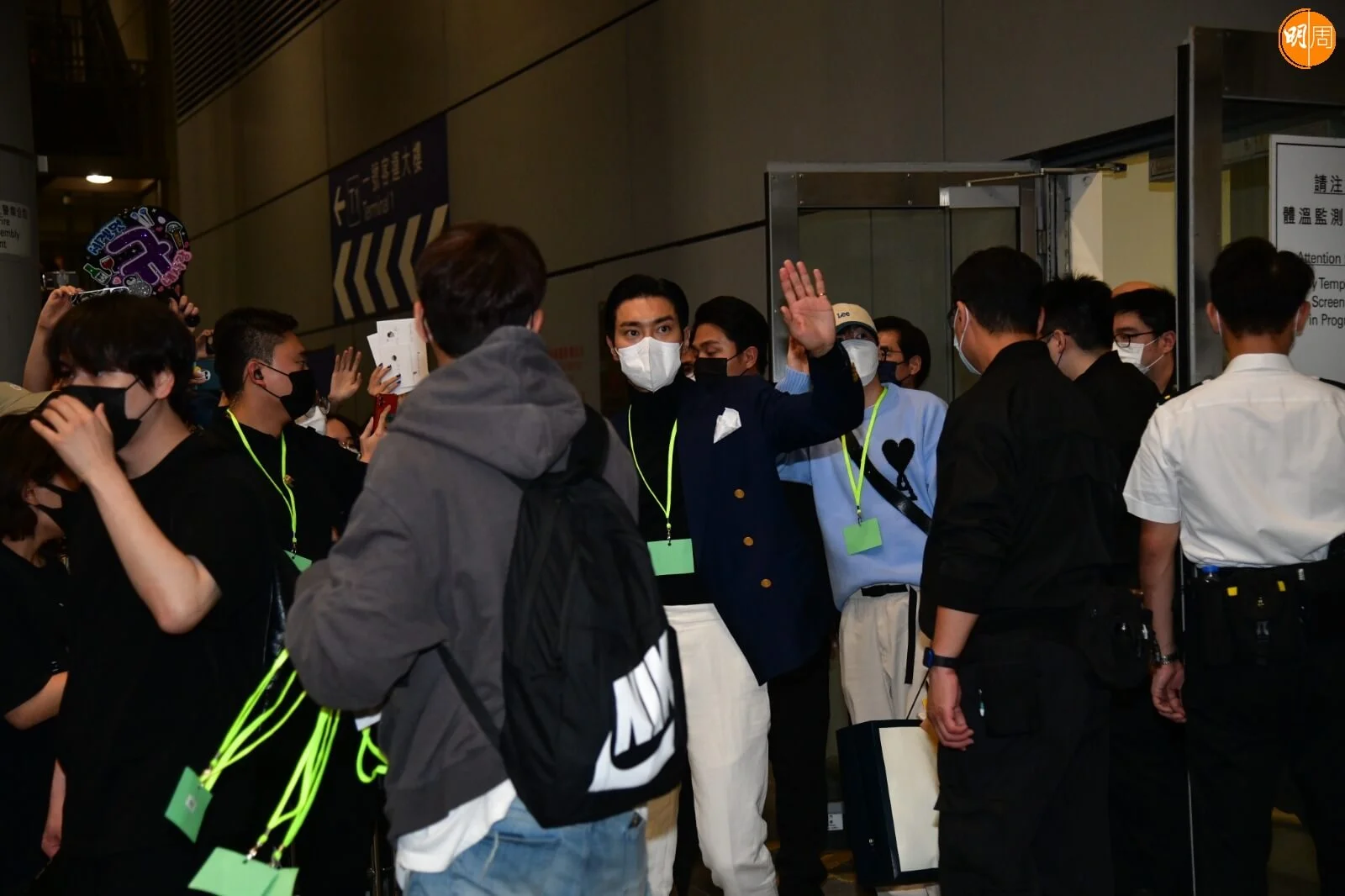 始源自機場貴賓區出來，就不停跟在場粉絲與傳媒打招呼。