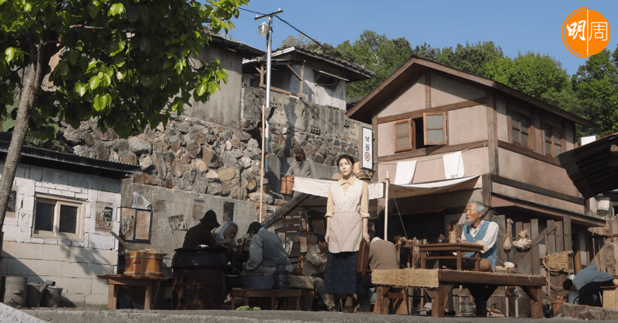 河智苑飾演年輕版慈金順，逃離朝鮮後，在南韓海邊經營酒店，等待丈夫及兒子團聚。