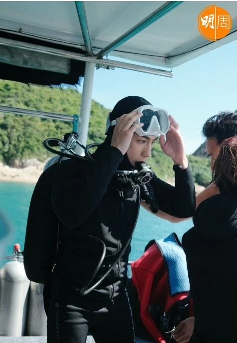 穿專業型格的潛水裝束藻水。