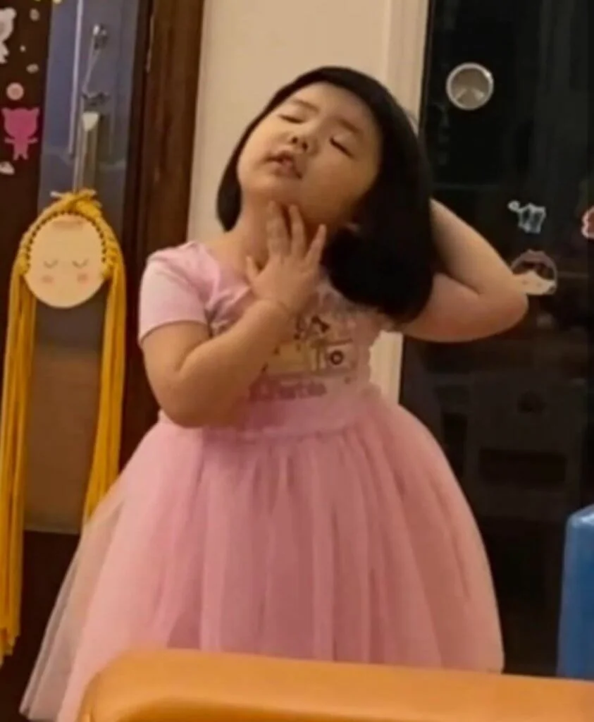 Lucy聽住張敬軒新歌跳舞勁投入，Lucy媽忍不住笑。