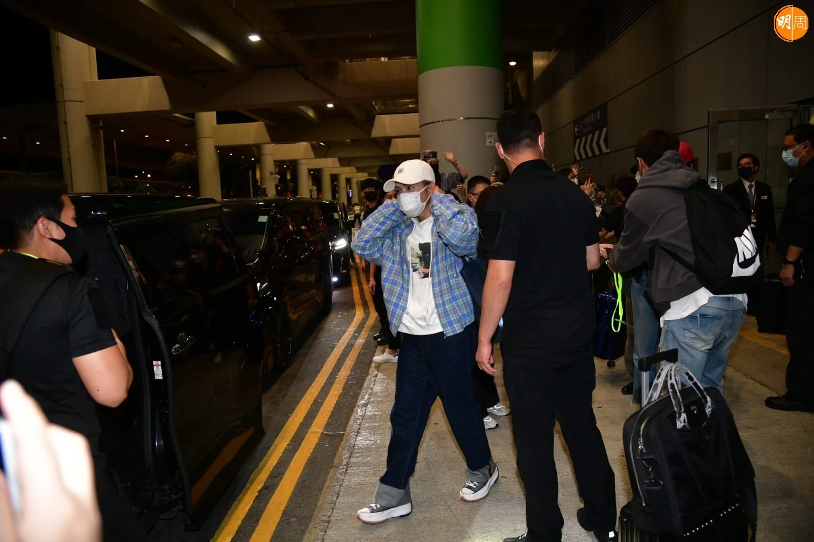 厲旭戴住耳筒好淡定。（圖片提供：明報）