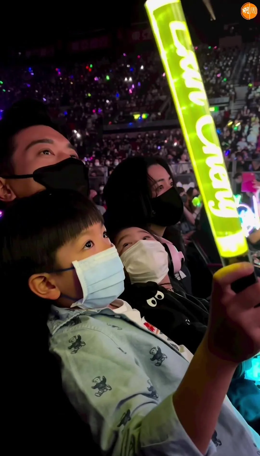 黎諾懿同伊健嫂蒙嘉慧一齊在台下睇騷。