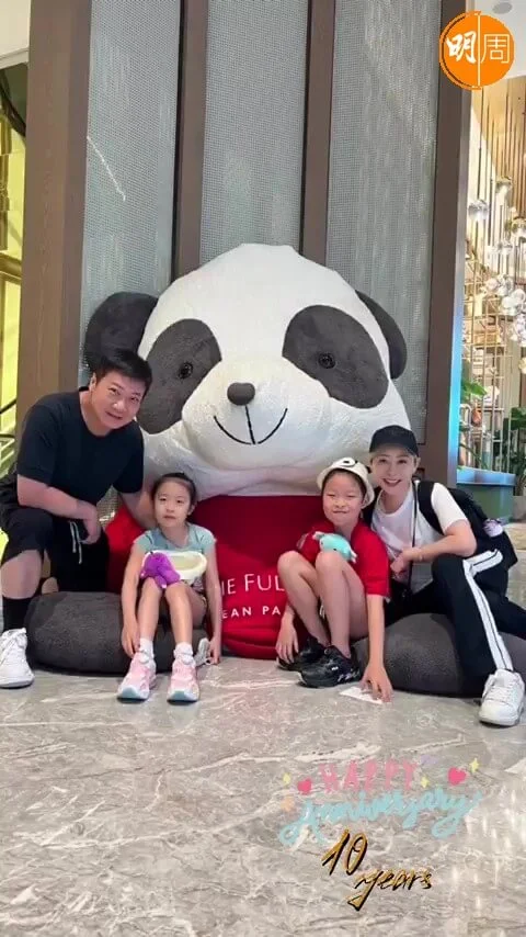 錢嘉樂與湯盈盈帶兩女到當年他們註冊的地方慶祝。