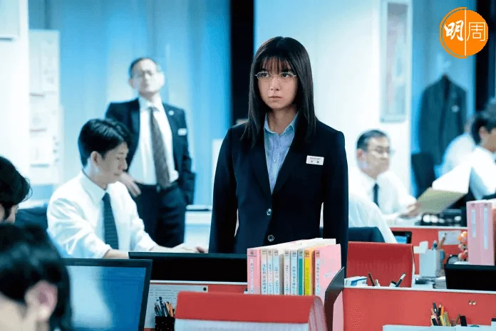 青春女星上白石萌歌飾演銀行新人,表現出獨立及堅毅。