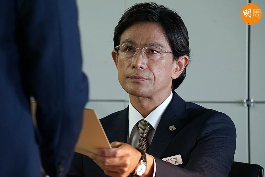 年過半百的江口洋介飾演性格冷漠的銀行營業本部長,甚為好戲。