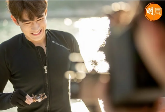 Jeffrey潛入水底種植珊瑚，為海洋出一分力。