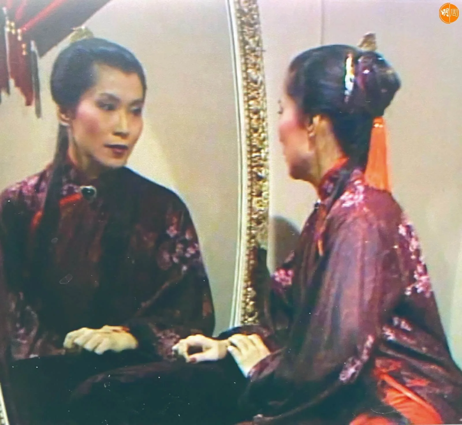 李司棋在《神女有心》的娼館女波士常念奴也是寡婦，但身邊不乏浪蝶狂蜂。楊群飾演的「大不良」出現時，曾讓她不勝其擾，只是患難見情，日久見人心，如果沒有「他」帶來的騷動，她還不知道曾經多麼寂寥。