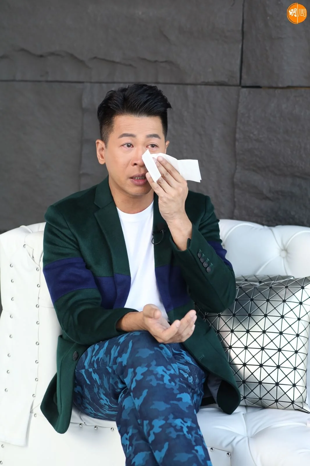 威仔想起亡父心情激動,更喊到眼紅。