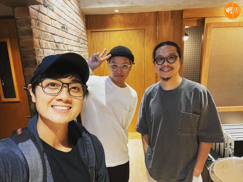  第一次跟王雙駿合作外，鄭俊弘其中一首新歌更找來新一代的創作歌手吳林峰幫忙。