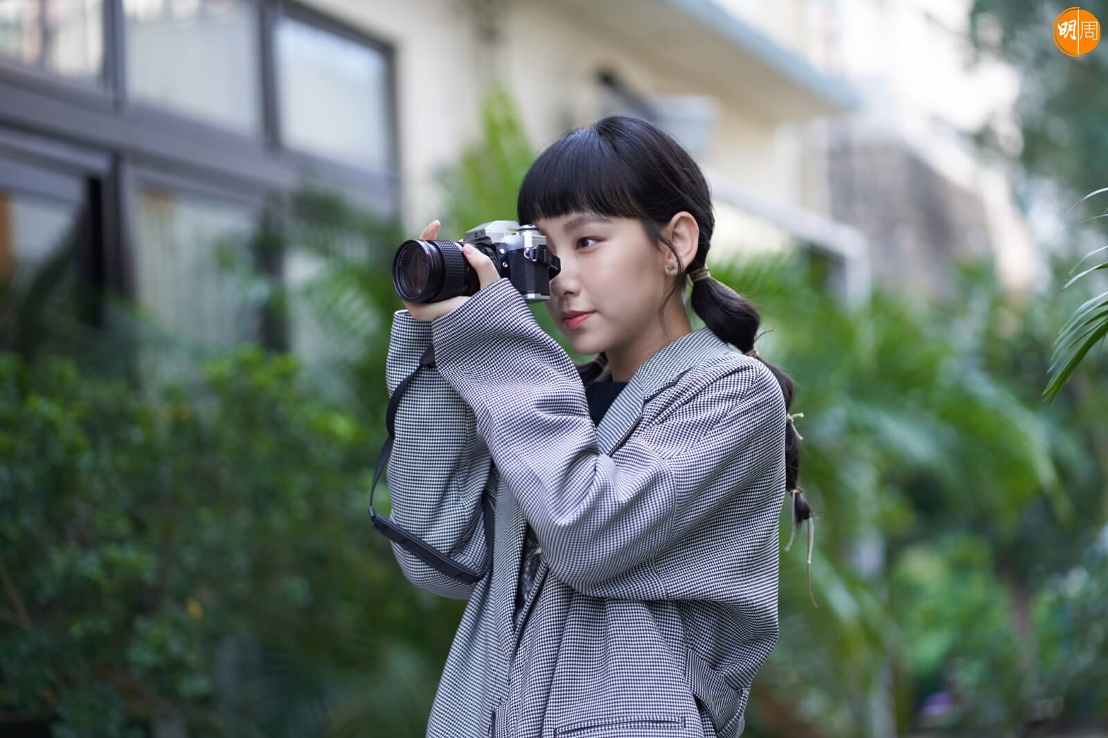 Gigi好聰明,識得即席學挕影師揸機手勢。