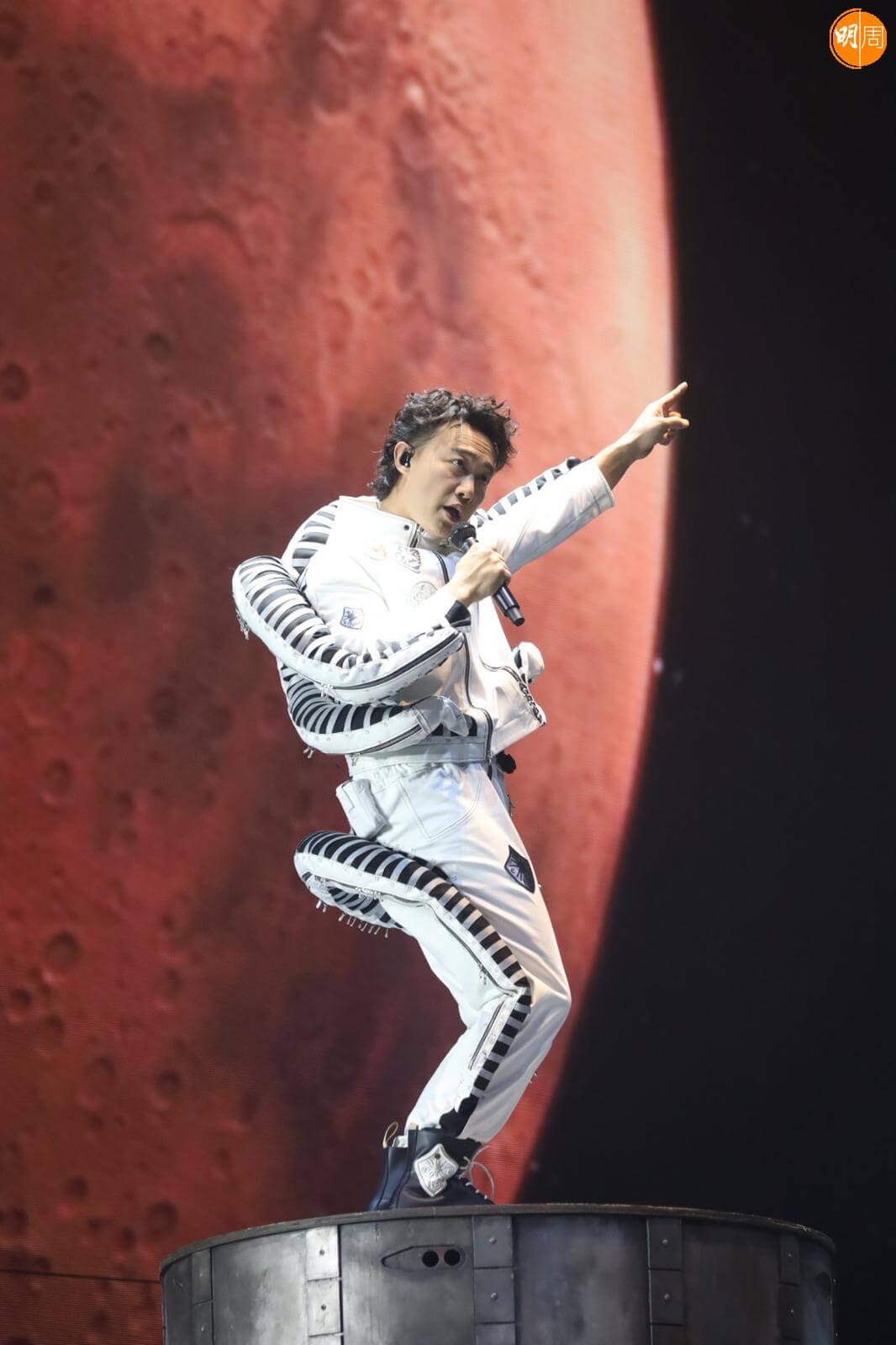 陳奕迅以太空人look型爆登場。